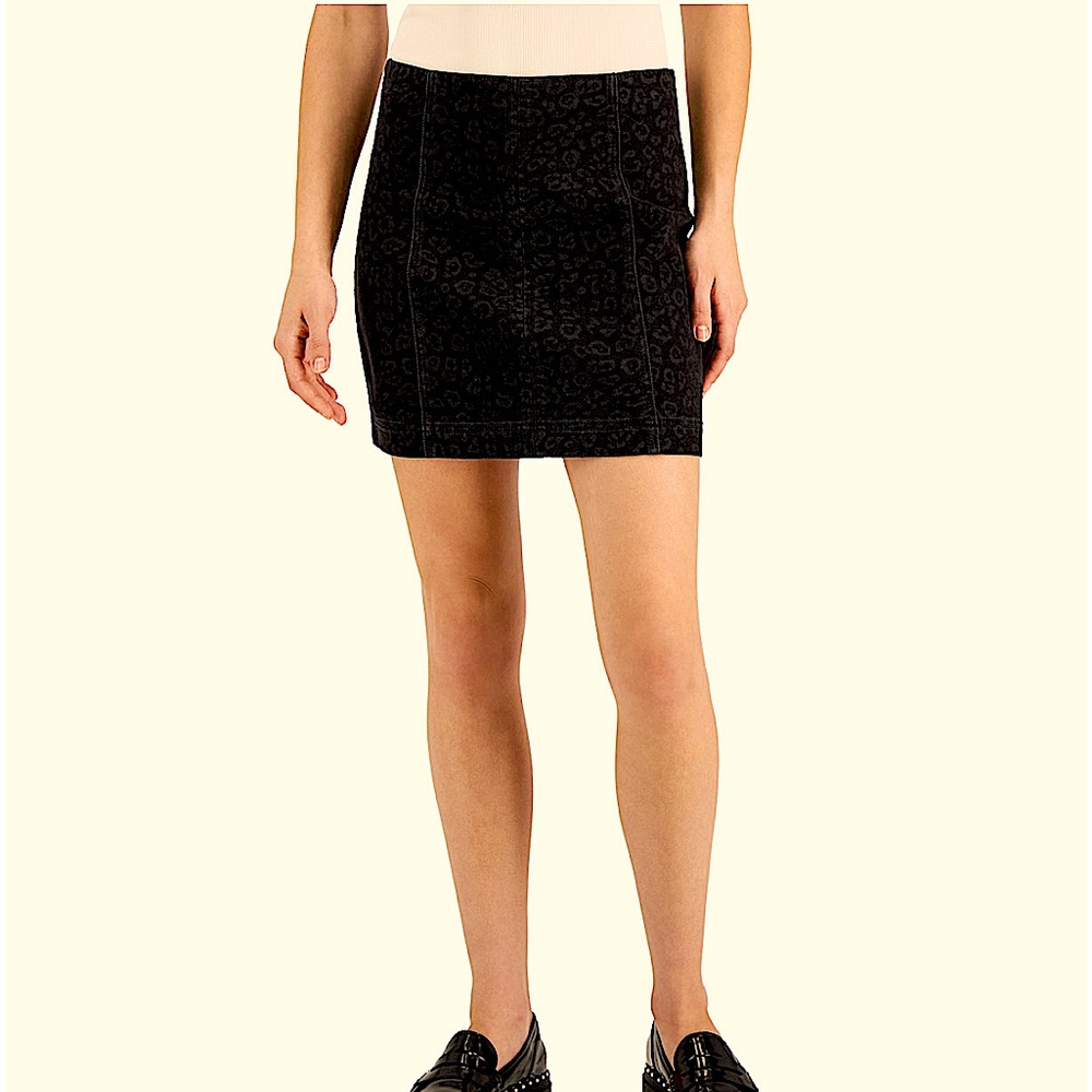 Juniors' Seamed Mini Skirt